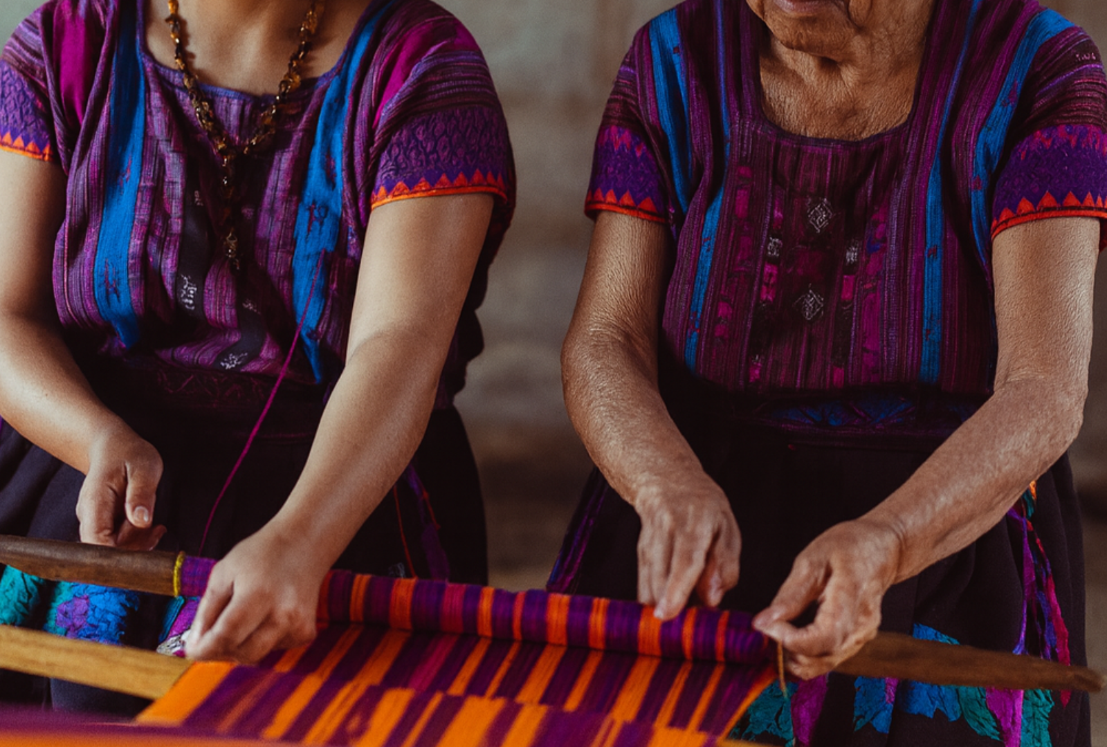Two women working with materials to craft Foránea products.