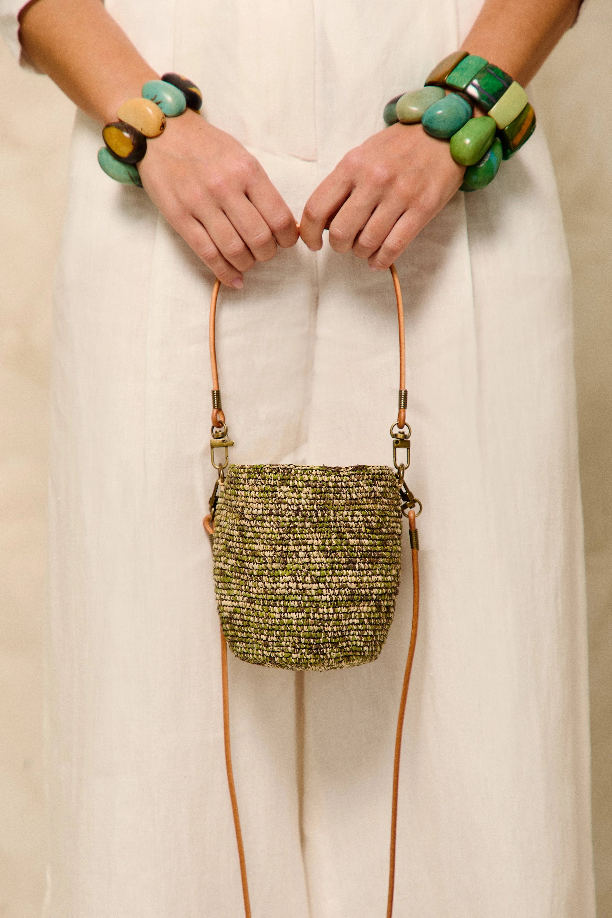 Bolso bucket mini de rafia Kely