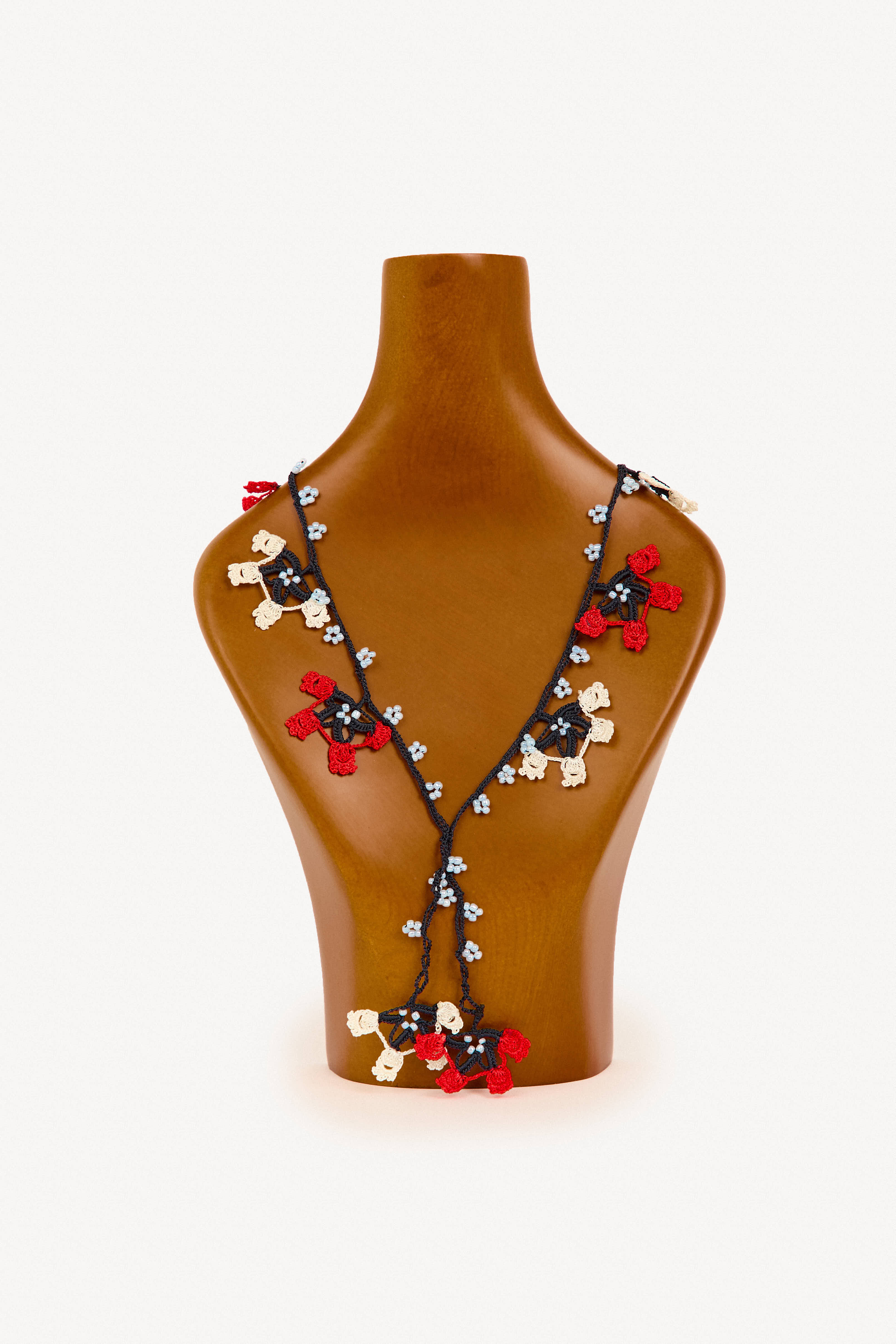 Collar turco de flores con cuentas de ganchillo