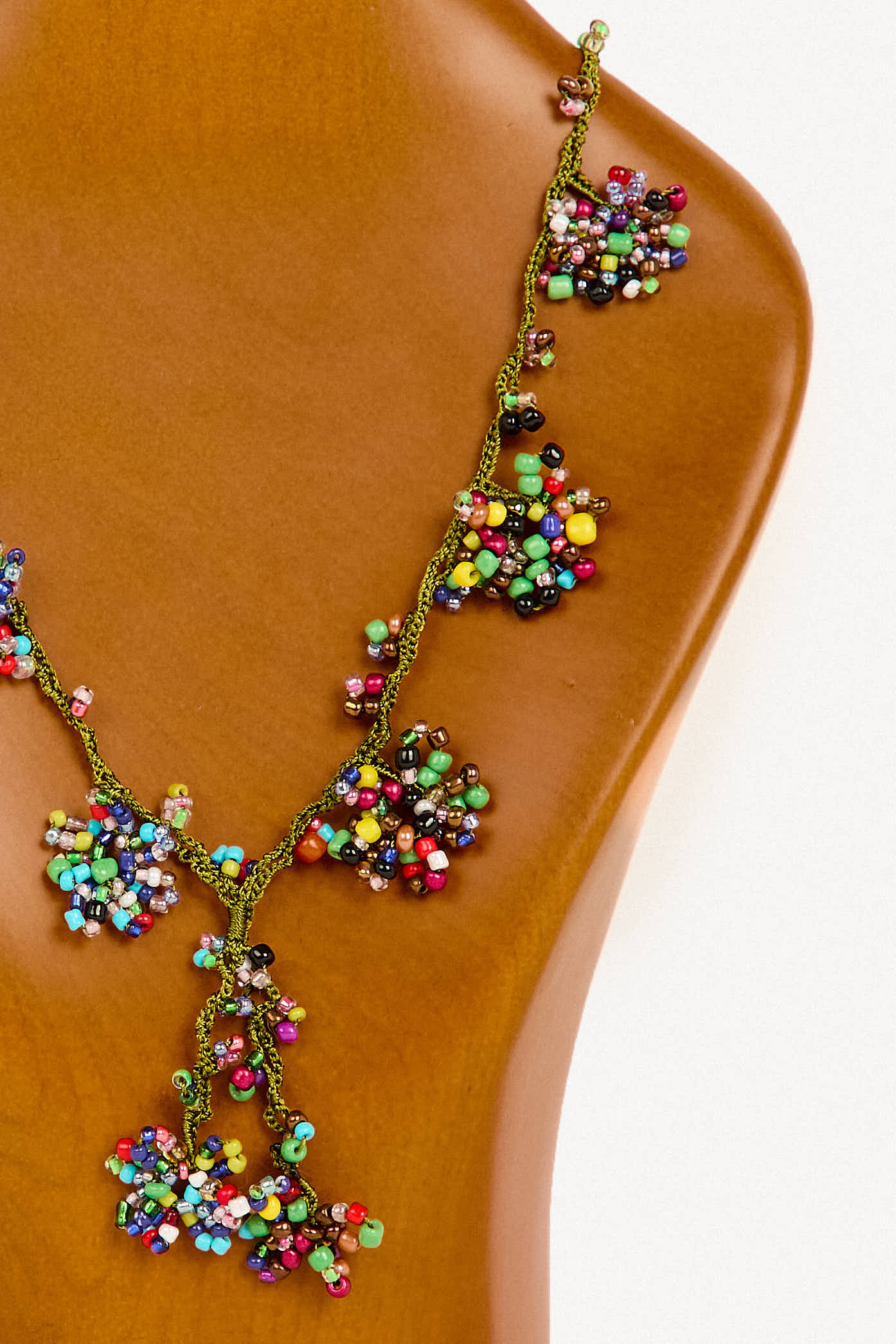 Collar turco de hojas con cuentas de ganchillo