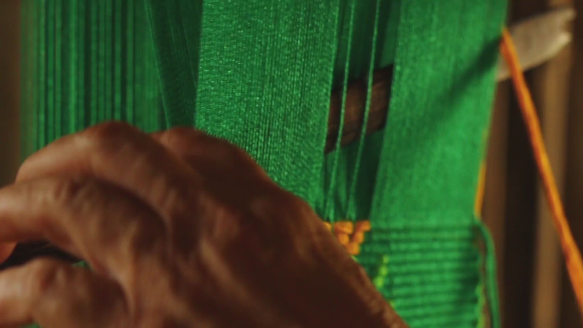 Woman working with materials to craft Foránea products.