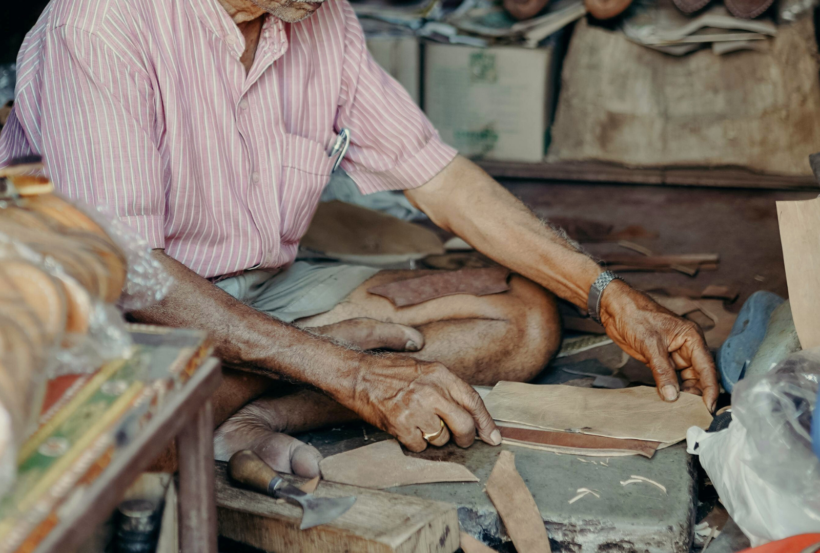 Woman working with materials to craft Foránea products.