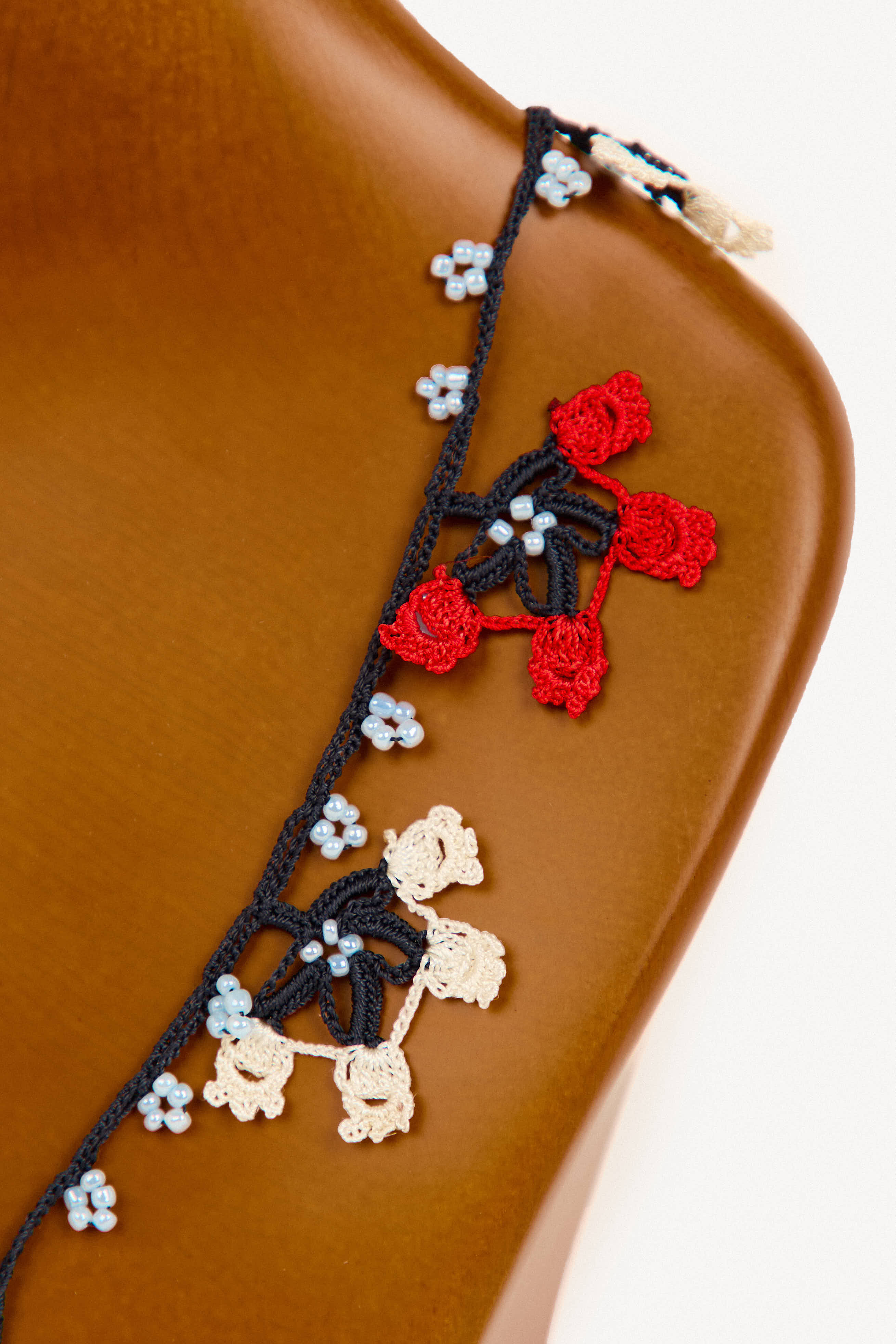 Collar turco de flores con cuentas de ganchillo