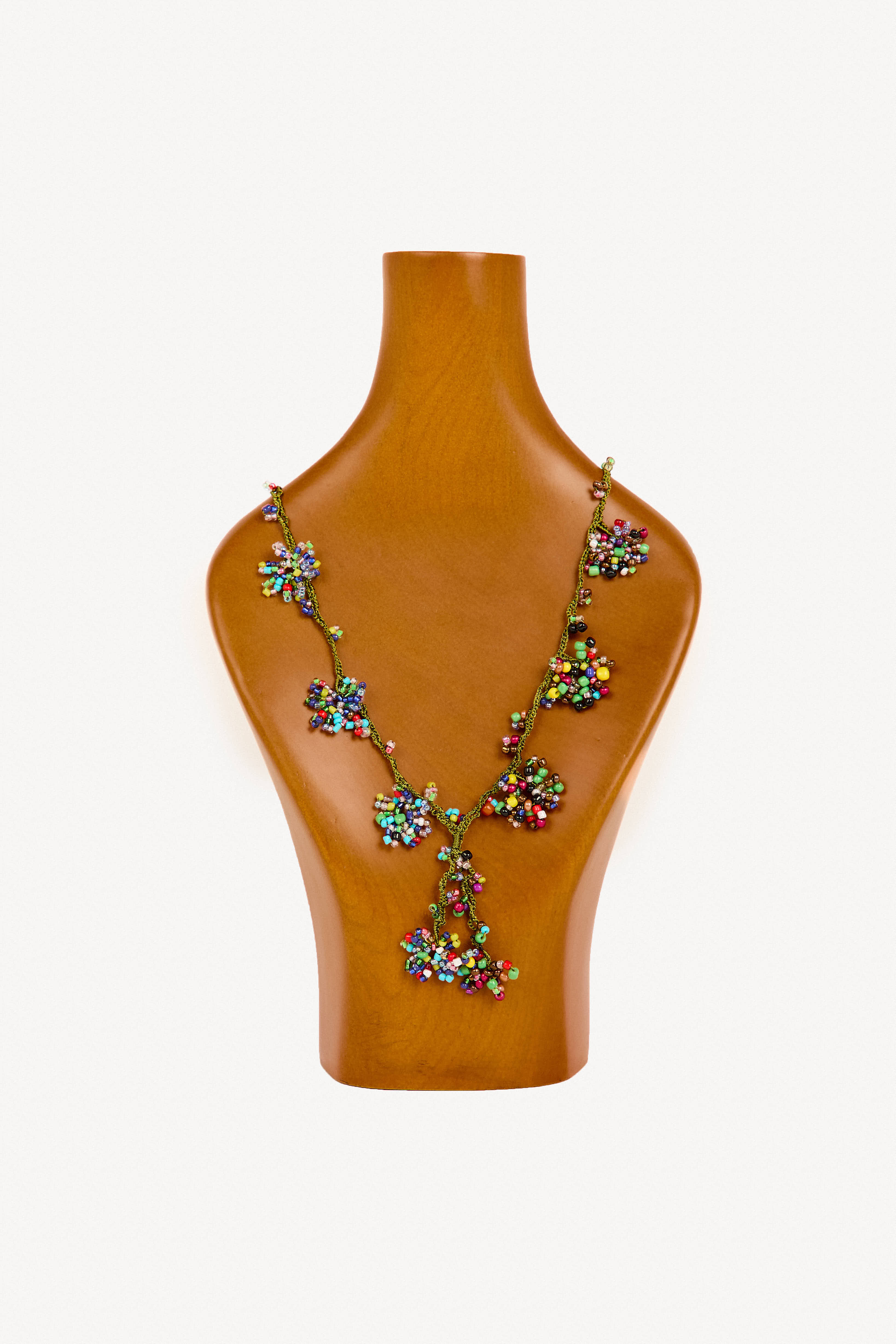 Collar turco de hojas con cuentas de ganchillo