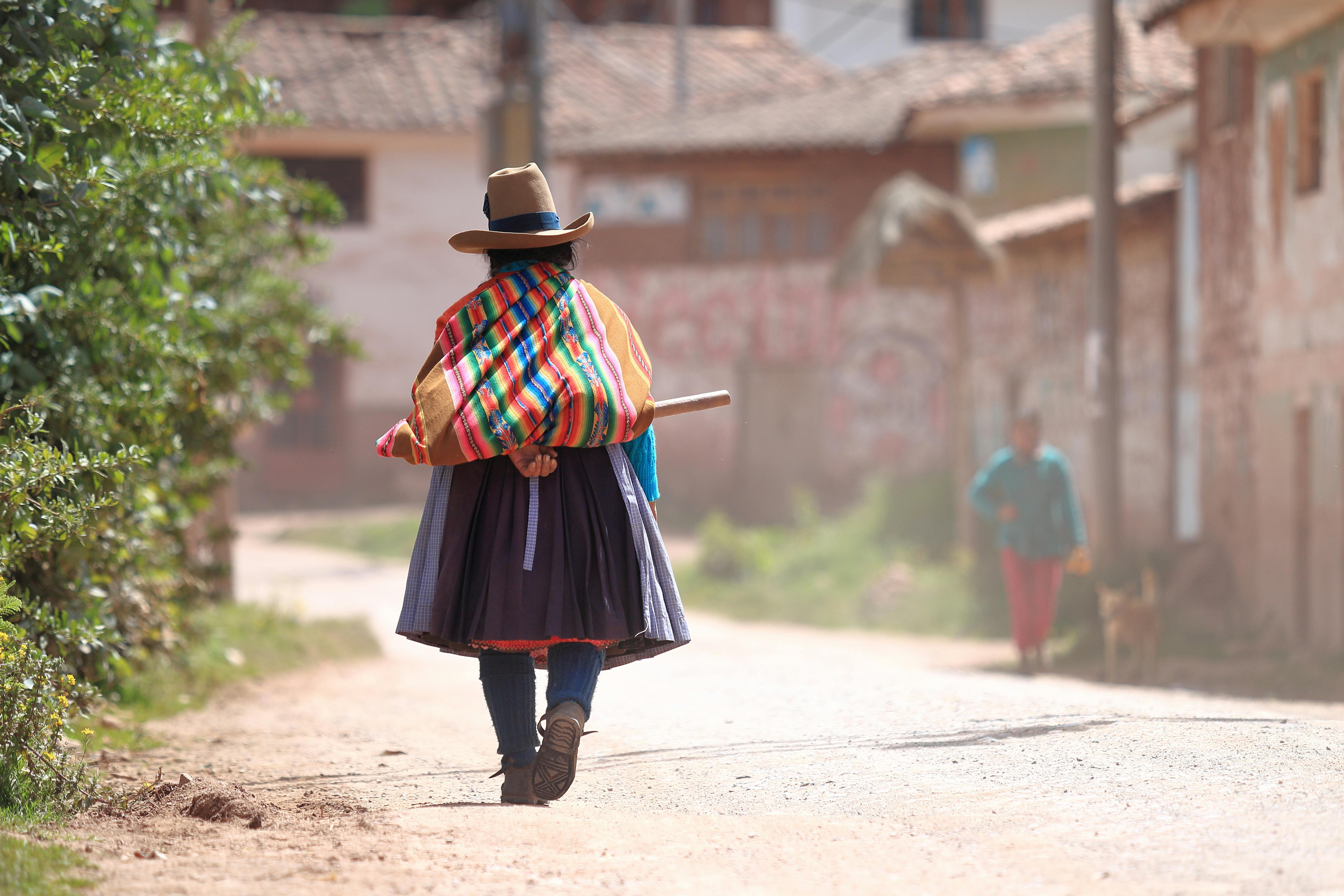 Woman walking with fabrics to make Foránea products