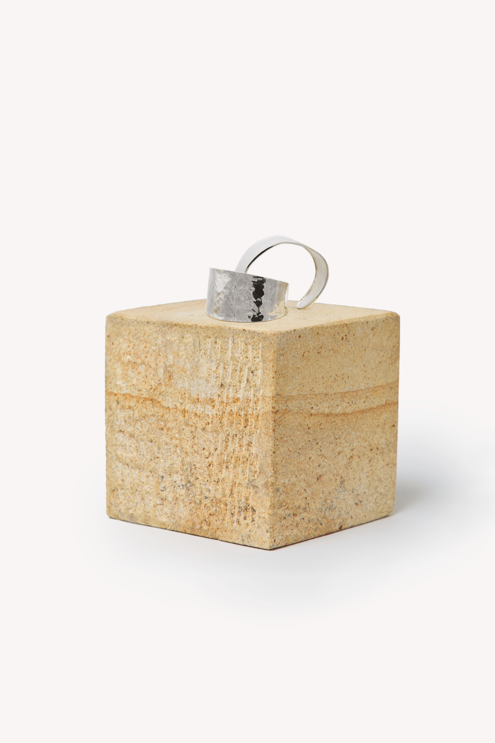 Rumi Hammered Bracelet - FORÁNEA