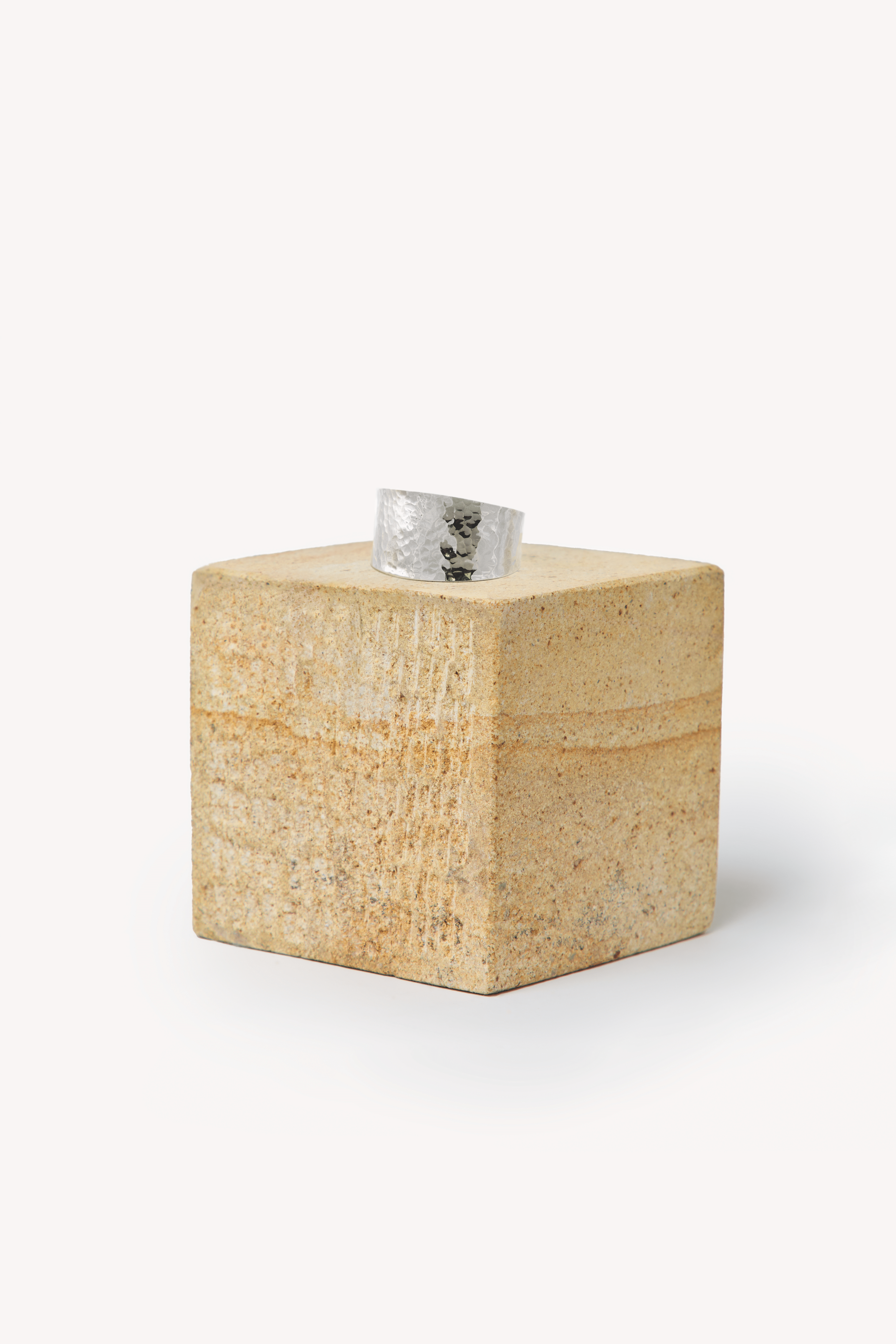 Rumi Hammered Bracelet - FORÁNEA